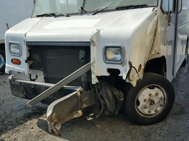 4UZA4FF4XWC932747 - 1998 FREIGHTLINER CHASSIS M WHITE photo 9