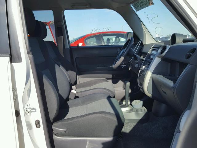 JTLKT324X64107712 - 2006 TOYOTA SCION XB WHITE photo 5