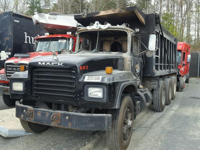 1M2P268C8XM042117 - 1999 MACK 600 RD600 BLACK photo 2