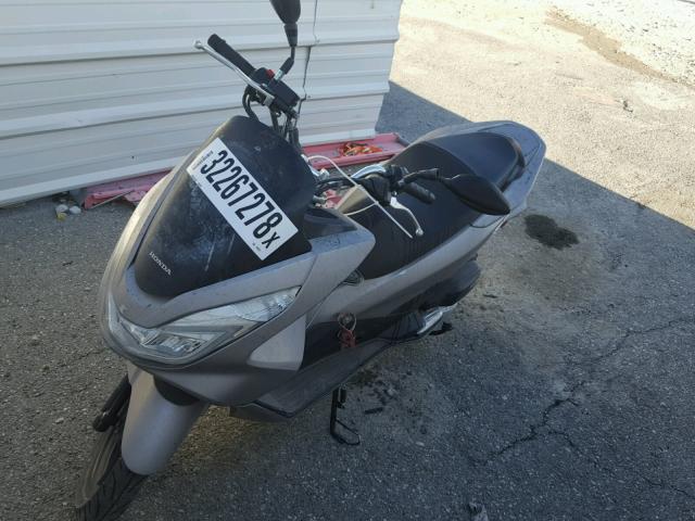 RLHKF1802GY100422 - 2016 HONDA PCX 150 GRAY photo 2