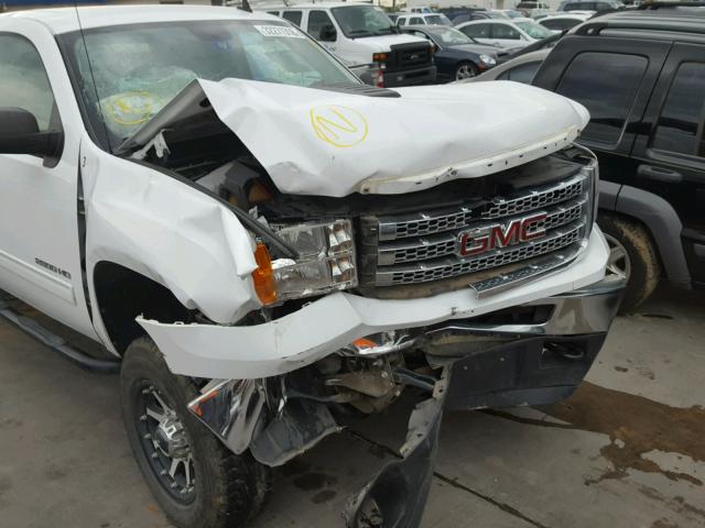 1GT220E80CZ273327 - 2012 GMC SIERRA K25 WHITE photo 9