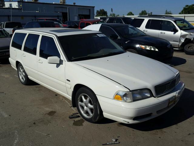 YV1LW5573W2499625 - 1998 VOLVO V70 WHITE photo 1