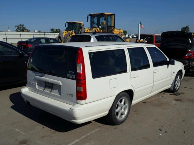 YV1LW5573W2499625 - 1998 VOLVO V70 WHITE photo 4