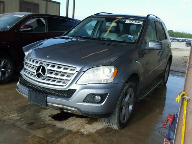 4JGBB2FB9BA650591 - 2011 MERCEDES-BENZ ML 350 BLU SILVER photo 2