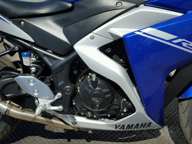 MH3RH06Y3HK015414 - 2017 YAMAHA YZFR3 BLUE photo 7