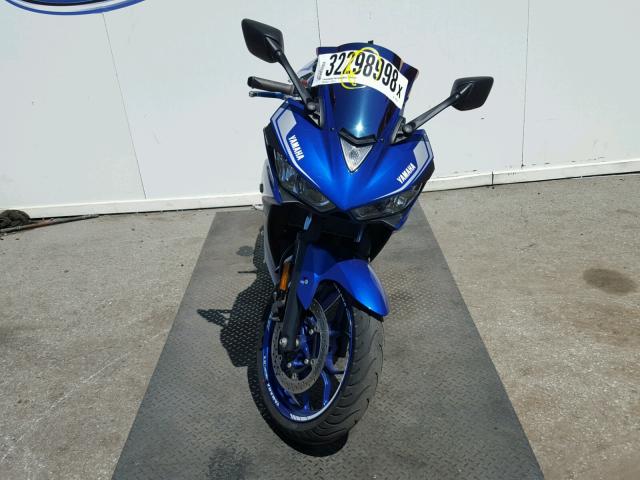 MH3RH06Y3HK015414 - 2017 YAMAHA YZFR3 BLUE photo 9