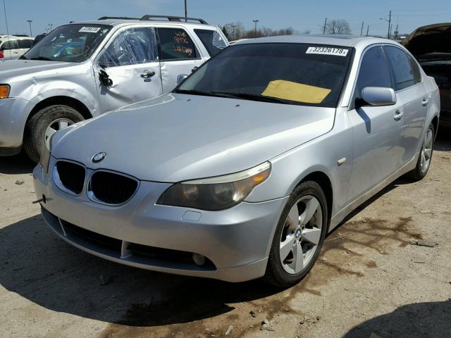 WBANF33556CS34863 - 2006 BMW 525 XI Күміс фото 2
