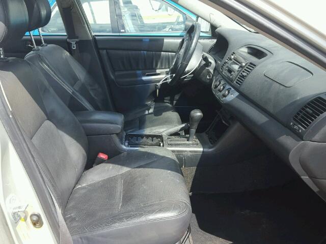 JTDBA30K550025931 - 2005 TOYOTA CAMRY SE GRAY photo 5