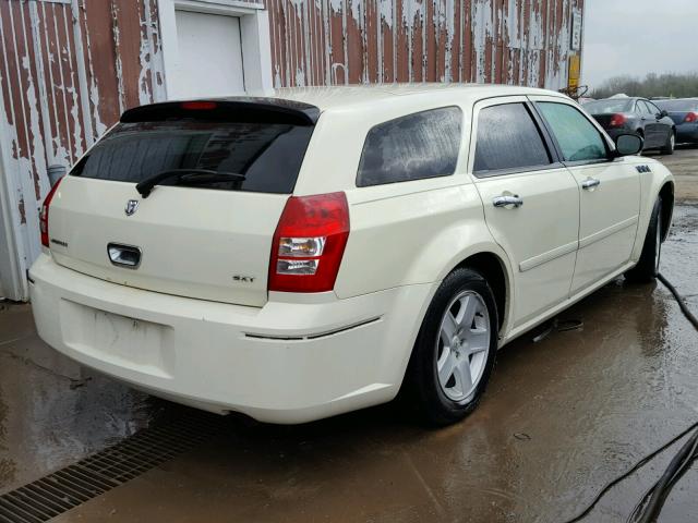 2D4FV48V05H155656 - 2005 DODGE MAGNUM SXT WHITE photo 4