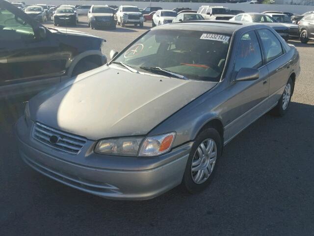 JT2BG28K910560695 - 2001 TOYOTA CAMRY LE GRAY photo 2