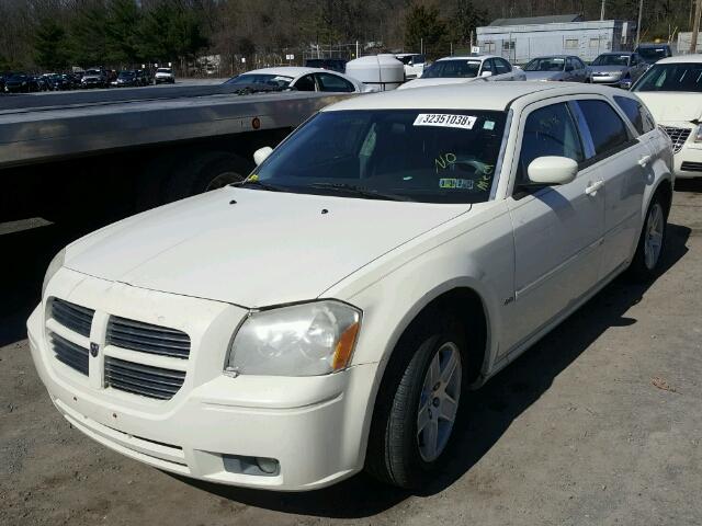 2D4FV48V45H647638 - 2005 DODGE MAGNUM SXT WHITE photo 2