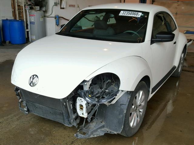 3VWFP7AT6DM660339 - 2013 VOLKSWAGEN BEETLE WHITE photo 2