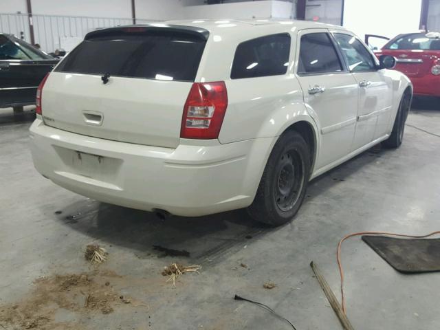 2D4FV48T05H160824 - 2005 DODGE MAGNUM SE WHITE photo 4