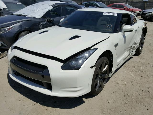 JN1AR54FX9M250831 - 2009 NISSAN GT-R BASE WHITE photo 2