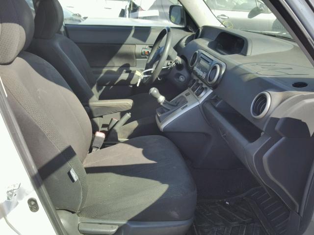JTLKE50E881012149 - 2008 TOYOTA SCION XB WHITE photo 5