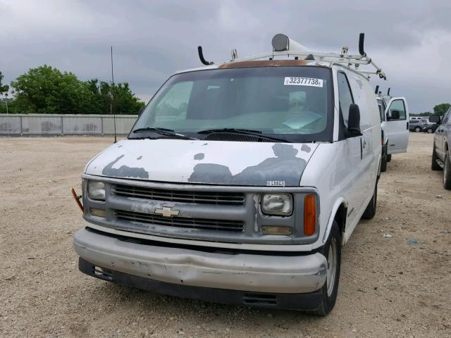 1GCFG25W811130232 - 2001 CHEVROLET EXPRESS G2 WHITE photo 2