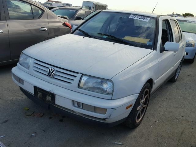 3VWPB81H1WM273558 - 1998 VOLKSWAGEN JETTA WOLF WHITE photo 2