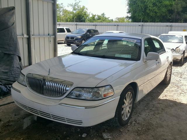 1LNHM81V97Y605898 - 2007 LINCOLN TOWN CAR S WHITE photo 2