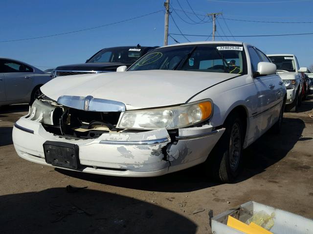 1LNHM83W1XY613290 - 1999 LINCOLN TOWN CAR C WHITE photo 2