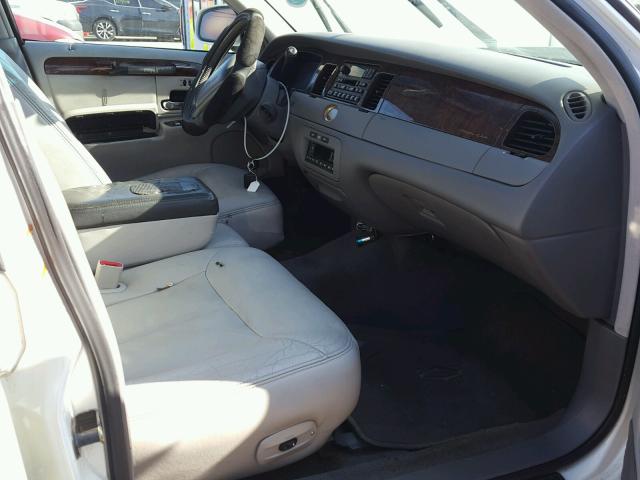 1LNHM83W1XY613290 - 1999 LINCOLN TOWN CAR C WHITE photo 5