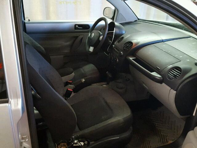 3VWCD21C32M414232 - 2002 VOLKSWAGEN NEW BEETLE 银色 照片 5