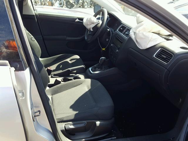 3VW2K7AJ3BM396246 - 2011 VOLKSWAGEN JETTA BASE 银色 照片 5