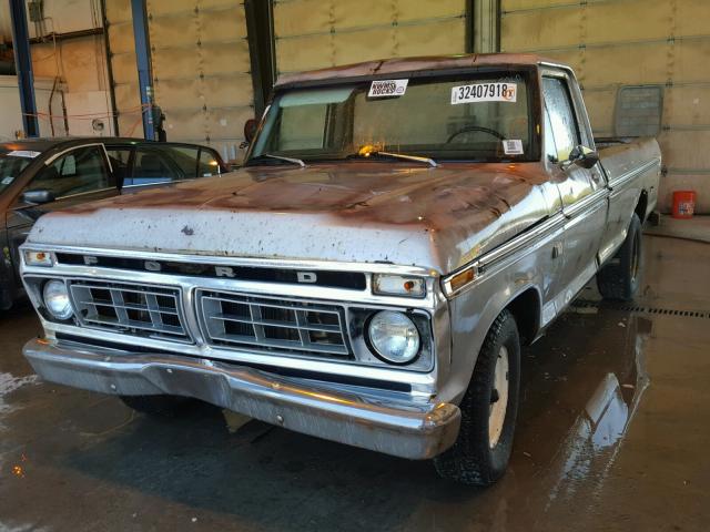 F10GRT67710 - 1974 FORD F-100 SILVER photo 2