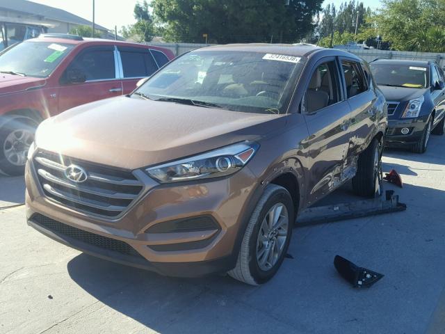 KM8J23A42GU182655 - 2016 HYUNDAI TUCSON SE BROWN photo 2