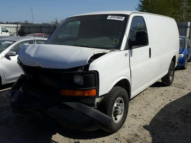 1GCWGFCGXF1102796 - 2015 CHEVROLET EXPRESS G2 WHITE photo 2