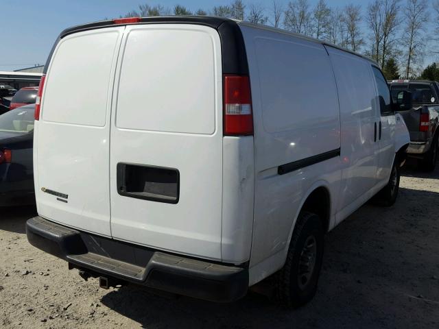 1GCWGFCGXF1102796 - 2015 CHEVROLET EXPRESS G2 WHITE photo 4