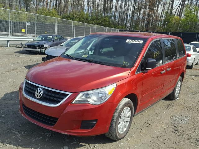 2V8HW44139R601339 - 2009 VOLKSWAGEN ROUTAN S წითელი ფოტო 2