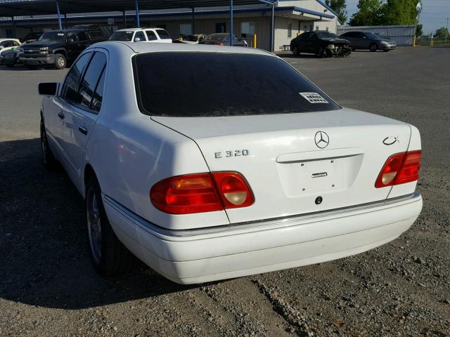 WDBJF65F6WA702943 - 1998 MERCEDES-BENZ E 320 WHITE photo 3