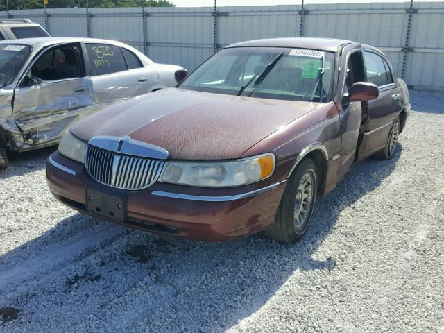 1LNHM83W4YY837896 - 2000 LINCOLN TOWN CAR C MAROON photo 2