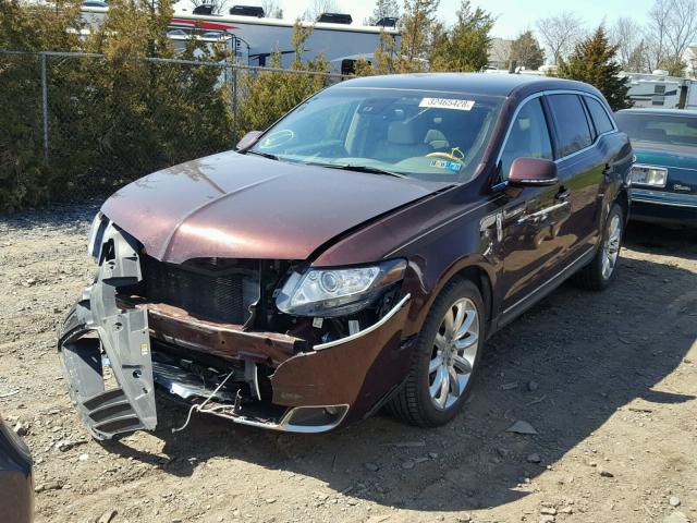 2LMHJ5AR2ABJ13913 - 2010 LINCOLN MKT Коричневий фото 2