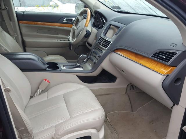 2LMHJ5AR2ABJ13913 - 2010 LINCOLN MKT Коричневий фото 5