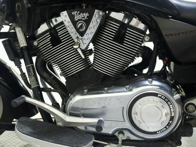 5VPCB26D863001001 - 2006 VICTORY MOTORCYCLES KINGPIN შავი ფოტო 11