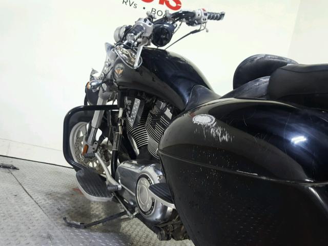 5VPCB26D863001001 - 2006 VICTORY MOTORCYCLES KINGPIN შავი ფოტო 16