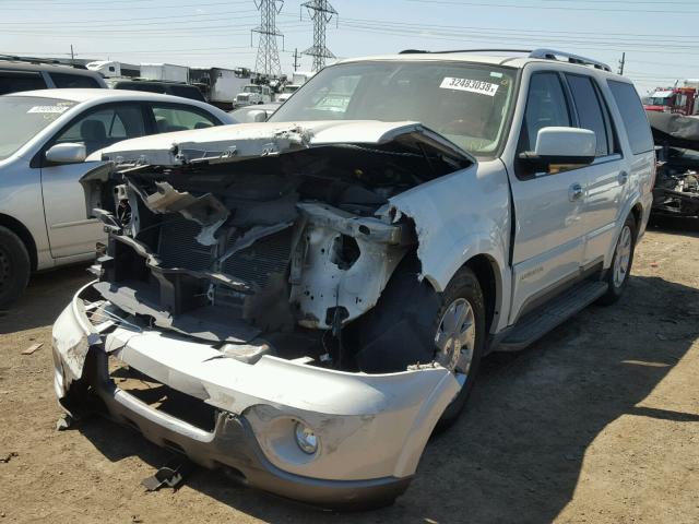 5LMFU28R34LJ39839 - 2004 LINCOLN NAVIGATOR WHITE photo 2