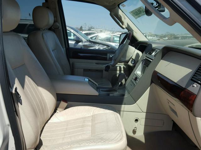 5LMFU28R34LJ39839 - 2004 LINCOLN NAVIGATOR WHITE photo 5