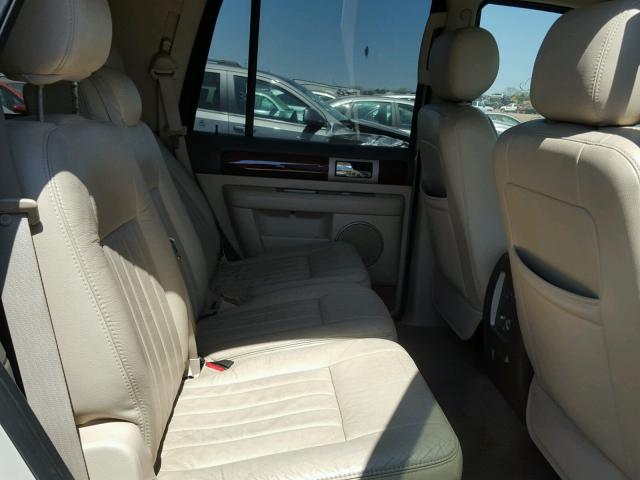5LMFU28R34LJ39839 - 2004 LINCOLN NAVIGATOR WHITE photo 6