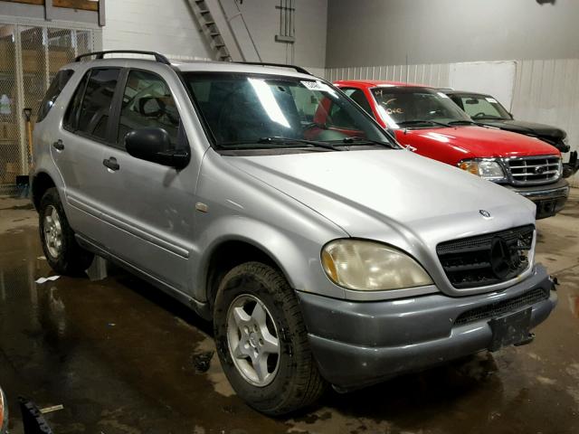 4JGAB54E7XA095528 - 1999 MERCEDES-BENZ ML 320 SILVER photo 1