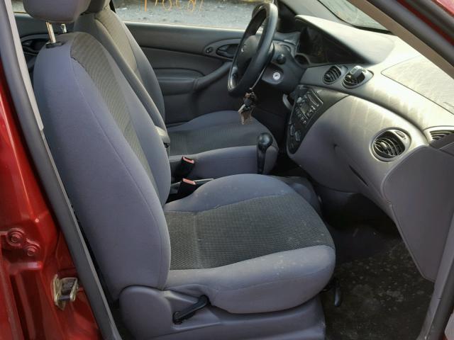 1FAFP34364W165247 - 2004 FORD FOCUS SE C RED photo 5