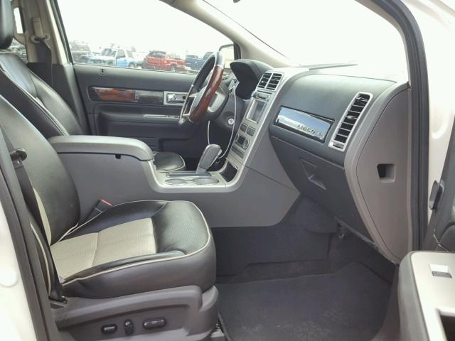 2LMDU68C58BJ12326 - 2008 LINCOLN MKX WHITE photo 5