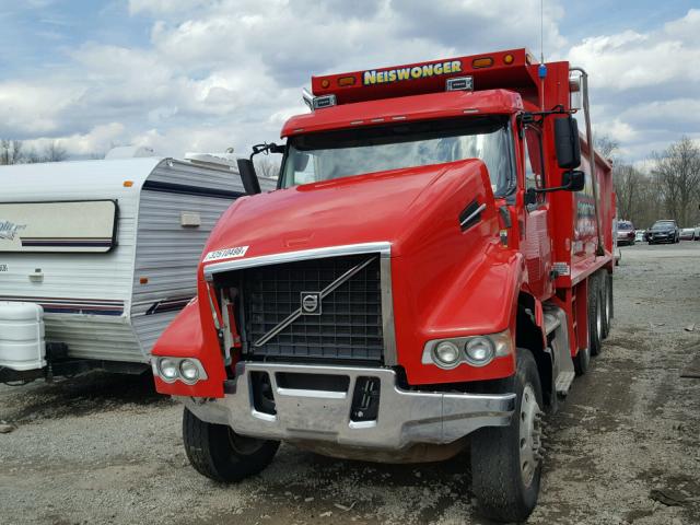 4V5KC9EJ3GN957211 - 2016 VOLVO VHD RED photo 2