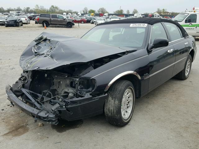 1LNFM82W3WY666225 - 1998 LINCOLN TOWN CAR S BLACK photo 2