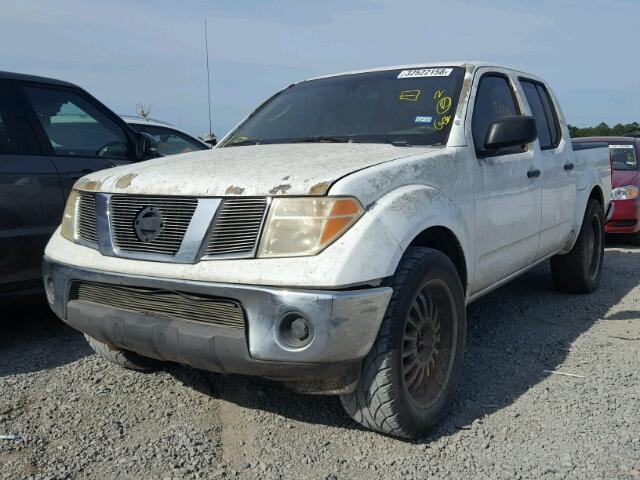 1N6AD07U56C467114 - 2006 NISSAN FRONTIER C WHITE photo 2