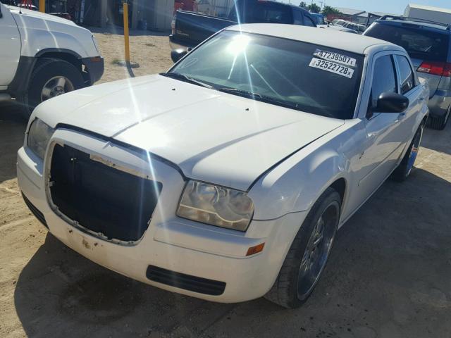 2C3KA43R96H459169 - 2006 CHRYSLER 300 WHITE photo 2