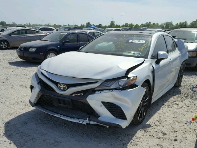 4T1B61HK1JU028009 - 2018 TOYOTA CAMRY XSE WHITE photo 2