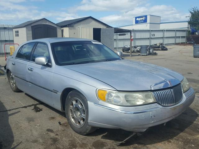 1LNHM82W42Y657620 - 2002 LINCOLN TOWN CAR S SILVER photo 1