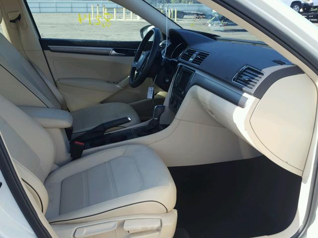1VWDT7A38HC053627 - 2017 VOLKSWAGEN PASSAT R-L WHITE photo 5